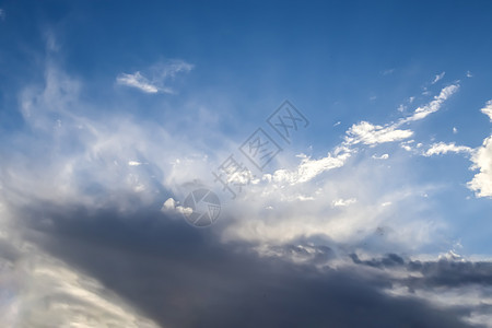 夏季 sk 中令人惊叹的混合云形成全景天空风暴卷云天堂雨云气氛高度太阳蓝色蓝天图片