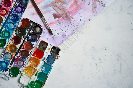 套在白色背景的水彩颜料 画笔绘图 创作背景 绘画教学学校染色创造力爱好艺术颜料盒工艺画家调色板工具餐具图片