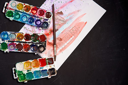 黑色背景上的一组水彩颜料 画笔绘图 创作背景 绘画教学学校图片