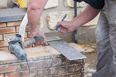砖瓦的量度和打个记号来切割并铺一个瓷砖陶瓷男人维修建筑工作瓦工制品工人铅笔平铺图片