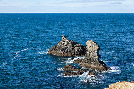 著名的Belle Ile岛海洋中的岩石和悬崖海滨海岸支撑旅行海岸线旅游荒野海浪植被海景图片