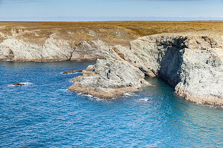 著名的Belle Ile岛海洋中的岩石和悬崖蓝色太阳地平线支撑植被石头旅行荒野天空海浪图片