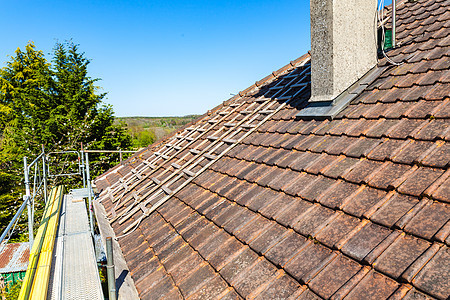 砖瓦屋顶的翻新建设者装修框架承包商建筑学工作瓷砖建筑建造天空图片