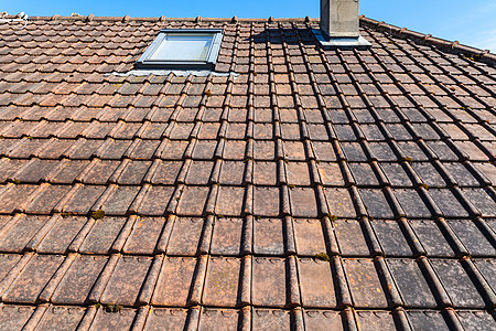 砖瓦屋顶的翻新框架房子橙子红色木头装修建筑学建造瓦工天空图片