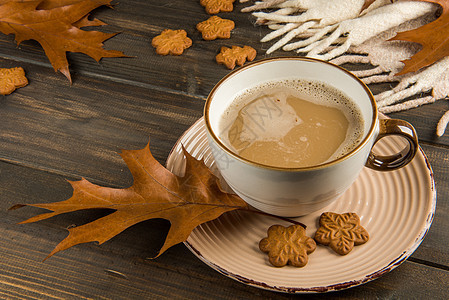 杯热咖啡 圣诞甜甜饼干 满满叶子季节杯子桌子甜点闲暇横幅巧克力笔记本橡木牛奶图片