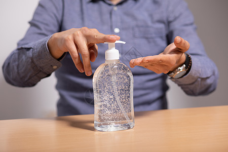 将消毒剂酒精凝胶用在手上的人瓶子消毒疾病流感凝胶感染酒精药品卫生洗手液图片