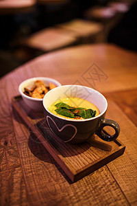 奶油汤在杯子里用木盘上一杯咖啡的牛排面包橙子餐厅乡村食物营养桌子美食烹饪南瓜图片