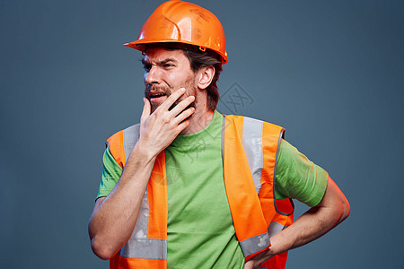 橙色硬帽子安全职业蓝底背景工作人员男性建筑师承包商领班成人建筑建设者安全帽商业橙子建造图片