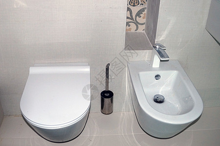 白色洗手间 厕所和浴台图片