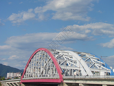 南韩春川市天道附近的索阳江桥宋江航程情歌爱情风景天空城市建筑学雕塑雕像地标图片