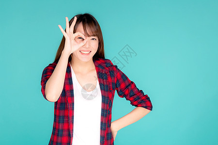美丽的年轻快乐的亚洲女性 穿着旅行夏季手势手指展示学生乐趣学校女孩游客青少年眼睛幸福图片