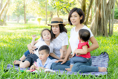 美丽的年轻年幼的亚洲家庭家长肖像 在公园野餐成人男生儿子母亲女儿房子快乐孩子喜悦福利图片