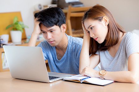 年青的亚洲夫妇强调并担心问题的融资问题家庭金融笔记本账单女性已婚商业成人男人丈夫图片