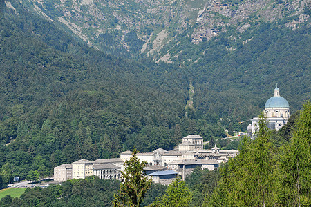 奥罗巴全景天空城堡城市爬坡房子树木山脉建筑高山图片