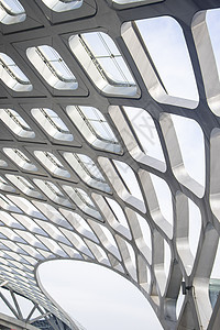 带有天空的现代建筑细节人行道金属商业玻璃窗户天花板办公室蓝色城市图片