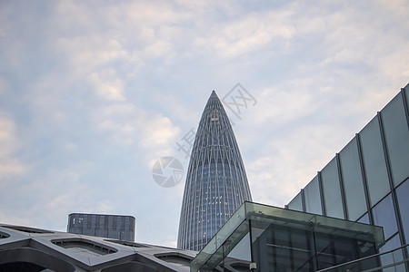 带有天空的现代建筑细节天花板金属蓝色窗户人行道办公室城市玻璃商业图片