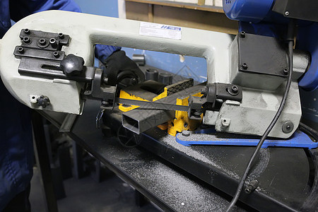 使用自动饲料切割工具钢棒的带条速度冷却剂金属工件工作机械力量作坊机器制造业图片