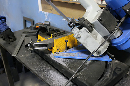 使用自动饲料切割工具钢棒的带条工件生产工艺建造机械制造业工作冷却剂钢锯作坊图片