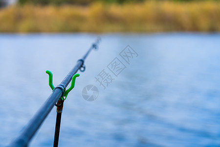 钓鱼的嗜好 在河底有铃声的钓鱼棒蓝色娱乐活动信号假期夹钳闲暇警报顺口溜海滩图片