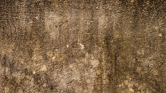 由于雨水渗透 沙壁上出现潮湿的潮湿斑块  Grunge 裂缝潮湿混凝土砂墙纹理图案背景设计元素 特写 带有轻微不均匀裂纹的自然脏图片
