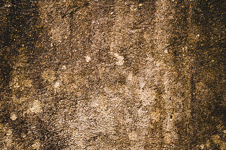 由于雨水渗透 沙壁上出现潮湿的潮湿斑块  Grunge 裂缝潮湿混凝土砂墙纹理图案背景设计元素 特写 带有轻微不均匀裂纹的自然脏图片