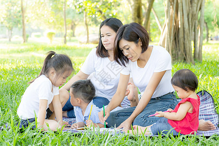 美丽的年轻年幼的亚洲家庭家长肖像 在公园野餐女性活动女儿男生孩子们母亲微笑幸福房子成人图片