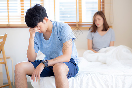 亚洲年轻夫妇有男性担心无能和不健康的问题时间阳痿卧室妻子并发症情人性别男人成人压力图片