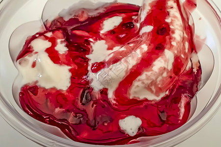 准备用草莓吃香草冰淇淋小吃杯子圣代孩子晶圆酸奶奶油食物味道胡扯图片