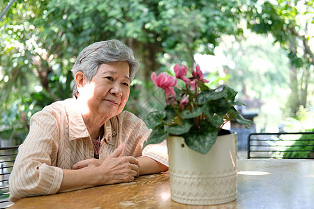 老年妇女在花园休息 老年女性在户外放松退休公园闲暇女士花园长老背景图片