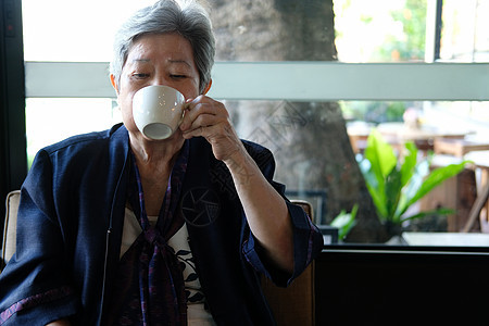 年长的老年老年妇女喝热摩卡咖啡茶女士午餐餐厅祖母退休食物用餐咖啡店女性图片