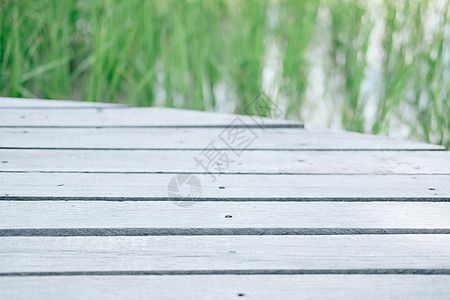 配有水稻田地背景的木板桌 用于调假变换乡村植物种植园剪辑农场桌子稻田木头场地环境图片