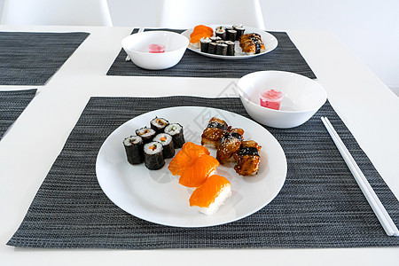 新鲜寿司和鲜寿司卷在白色盘子上 寿司午餐厨房食物午餐桌子海鲜餐厅美味美食饮食送货图片