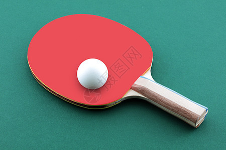 绿色乒乓球桌 球放在网球打球板上图片