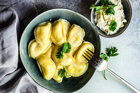 传统的乌拉尼尼人vareniki奶油食物桌子餐巾美食盘子刀具背景图片