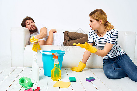 男人躺在沙发上 女人打扫家庭清洁公寓清洁工服务家庭主妇拖把丈夫家政女士卫生微笑图片