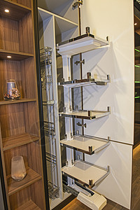 豪华公寓中现代厨房橱柜的设计设计金属架家具抽屉橱柜门储藏室风格展示奢华装饰架子图片