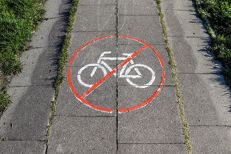 在Ge市街道发现的沥青上涂画自行车标志途径路线旅行运输街道运动城市地面车道线条图片
