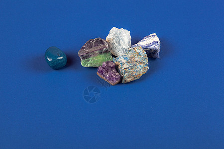 天然矿物 经典蓝底宝石和古蓝底宝石石头蓝铜地质学冥想紫色蓝色宏观石英水晶护身符图片