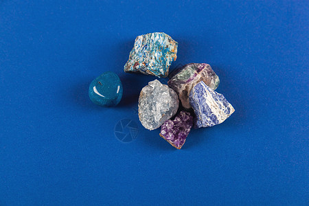 天然矿物 经典蓝底宝石和古蓝底宝石蓝色宝石学蓝铜护身符玻璃萤石收藏岩石冥想宏观图片