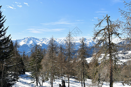 来自查莫瓦的地貌景观白色蓝色高山岩石顶峰旅行滑雪冰川天空全景图片