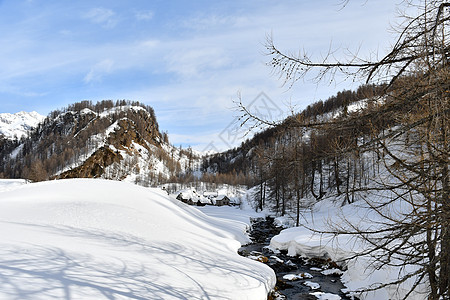 阿尔贝德德韦罗天空山脉村庄顶峰森林季节旅行蓝色高山全景图片