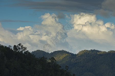 印度尼西亚岛上空的云层和日落岛屿海峡热带雨林阴影蓝色树木旅行鸟类皂角图片