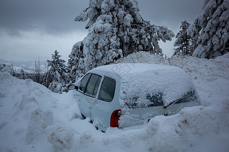 在山路上被困在深雪中的汽车     冬季交通问题降雪危险旅行车辆运输森林天气季节暴风雪食物图片