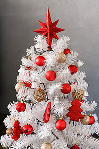 白圣诞树 有红装饰和圣诞节灯光饰品红色礼物金子圣诞礼物季节花环白色绿色玩具图片