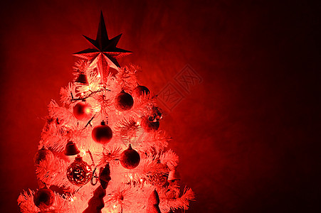 白圣诞树 有红装饰和圣诞节灯光绿色饰品金子季节微光花环星星圣诞礼物白色圣诞图片