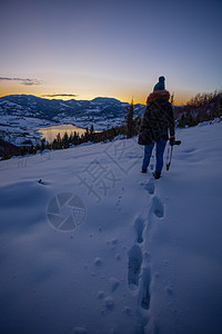 拍摄日落时冬湖山景的摄影师照片登山森林旅行假期摄影游客勘探相机天空探险家图片