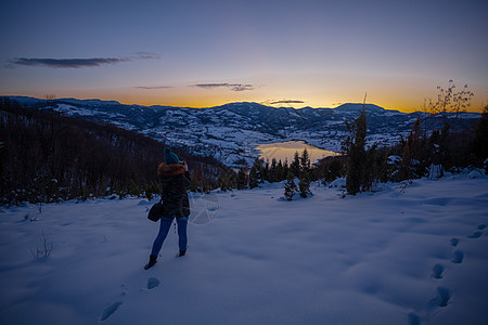 拍摄日落时冬湖山景的摄影师照片运动森林摄影冒险荒野勘探游客假期闲暇登山图片