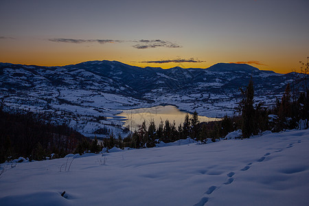 在雪中山湖的多彩日落之夜 美丽的纳图旅行爬坡森林日落环境天空背景图片