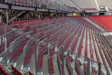 比赛期间没有观众观看的体育场 在冠状病毒期间水平游戏建筑座位长椅建筑学团体场地足球红色图片