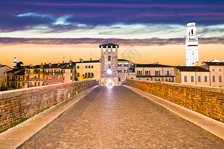 桥和Verona海滨建筑日落图片